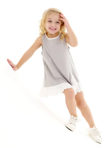 Menina brincando na colina. Cyclorama — Fotografia de Stock