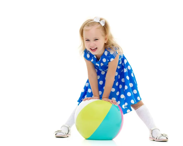 Menina está brincando com uma bola — Fotografia de Stock