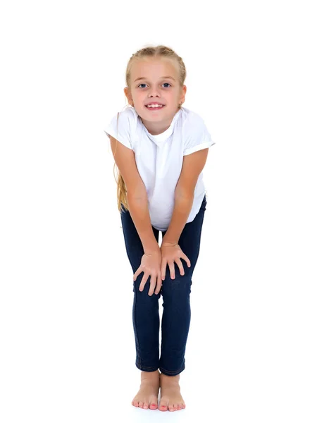 Niña emocional con una camiseta blanca limpia. — Foto de Stock