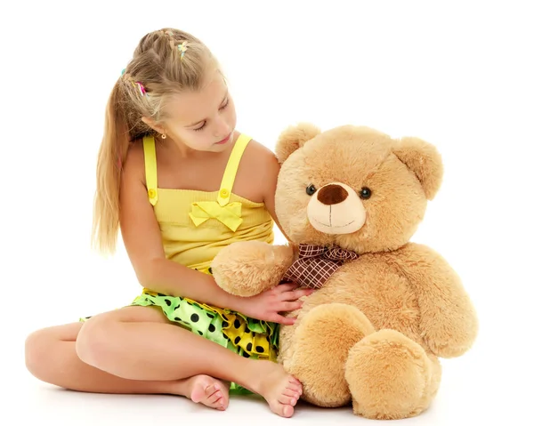 Kleines Mädchen mit Teddybär — Stockfoto