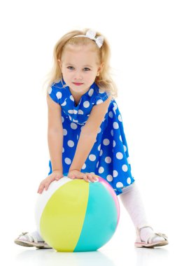 Küçük kız ile top oynarken