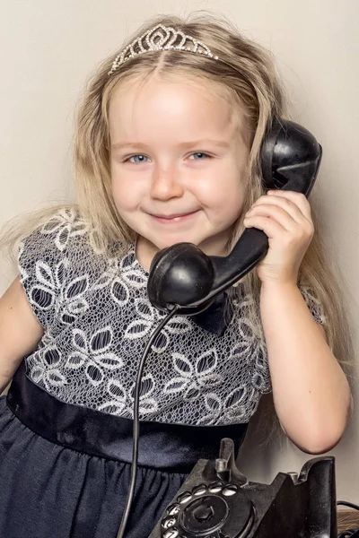 Una bambina sta squillando al vecchio telefono.. — Foto Stock