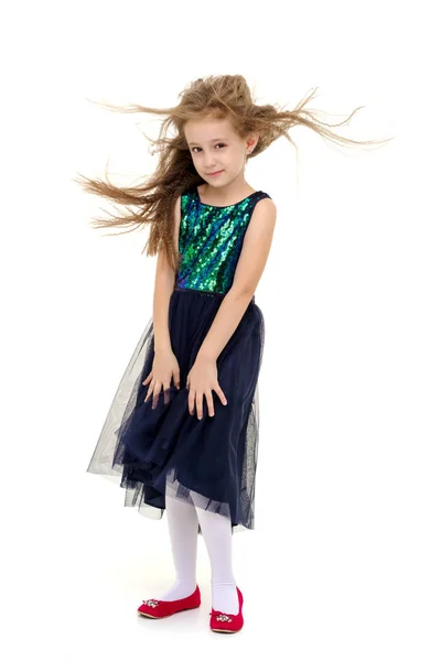 Niña en un vestido que se desarrolla en el viento . —  Fotos de Stock