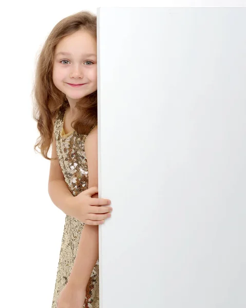 Küçük bir kız boş bir pankartın arkasından bakıyor.. — Stok fotoğraf