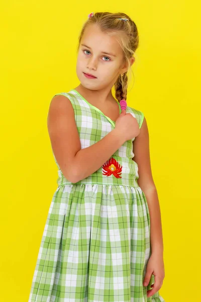 Una bambina si aggiusta i capelli. — Foto Stock