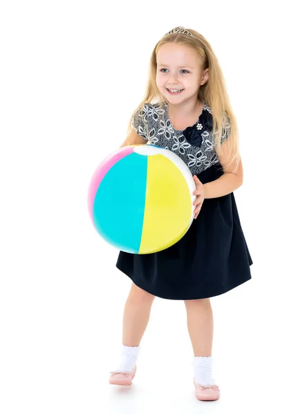 Menina está brincando com uma bola — Fotografia de Stock