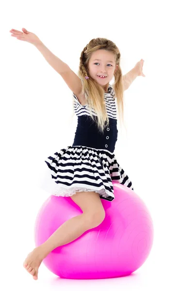 Petite fille joue avec une balle — Photo