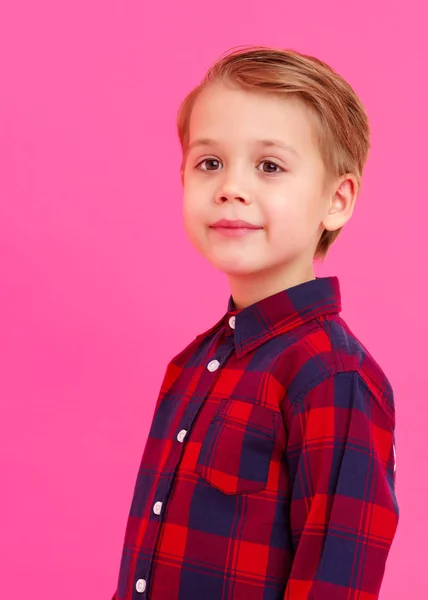 Portret van kleine jongen close-up, geïsoleerd. — Stockfoto