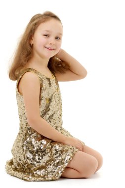 Küçük bir kız saçını düzeltiyor..