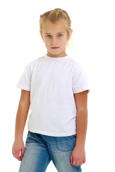 Liten flicka med en vit t-shirt för reklam. — Stockfoto