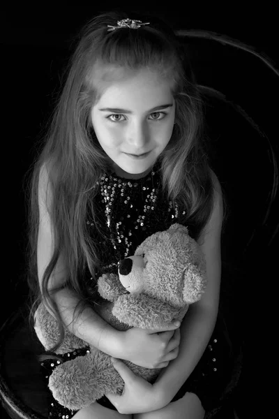 Vacker liten flicka med en nallebjörn — Stockfoto