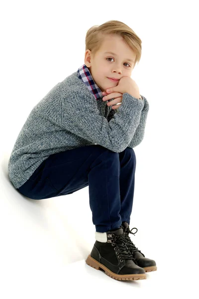 小さな男の子は、床に座っています。 — ストック写真