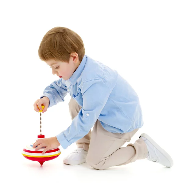 Kisfiú játszik egy Keringőbogár. — Stock Fotó