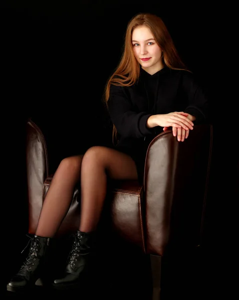 Chica de moda adolescente estudio foto sobre un fondo negro. —  Fotos de Stock