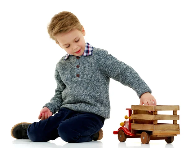 小男孩正在玩一辆木车。. — 图库照片