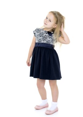 Küçük bir kız saçını düzeltiyor..