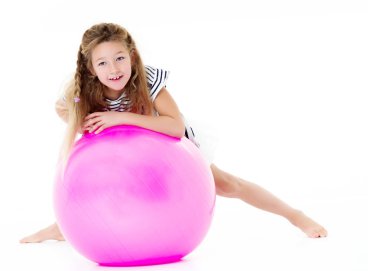 Küçük kız ile top oynarken