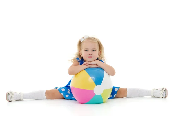 Niña está jugando con una pelota —  Fotos de Stock