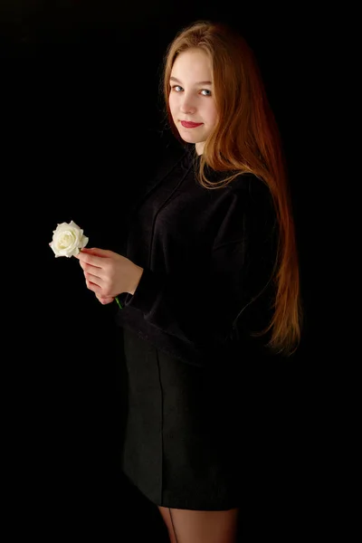 Εφηβικό κορίτσι με ένα λουλούδι στο χέρι — Φωτογραφία Αρχείου