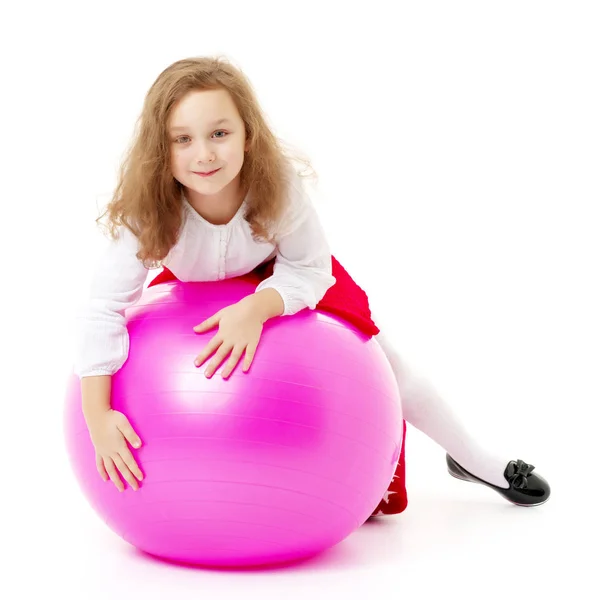 Kleines Mädchen spielt mit einem Ball — Stockfoto