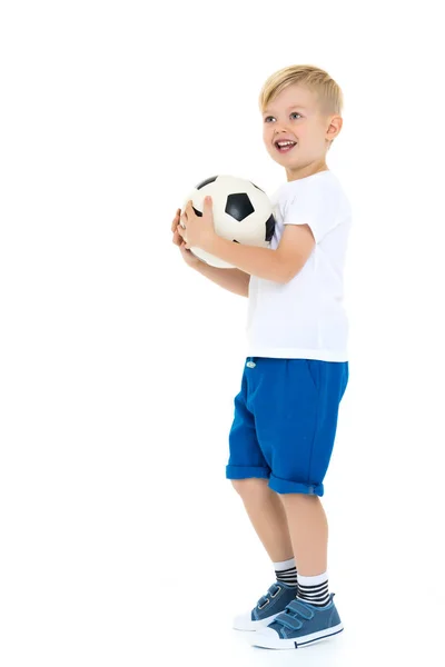 Küçük çocuk bir futbol topuyla oynuyor. — Stok fotoğraf