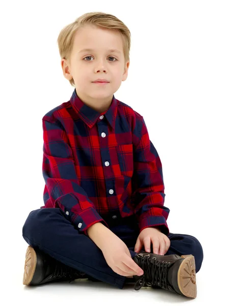 Kleine jongen is zittend op de vloer — Stockfoto