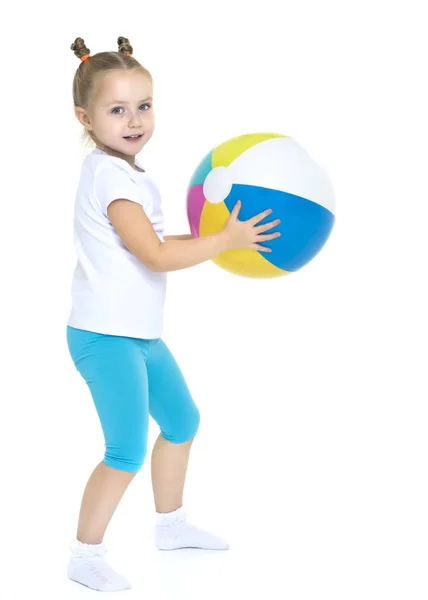 Το κοριτσάκι αλίευση την μπάλα. — Φωτογραφία Αρχείου