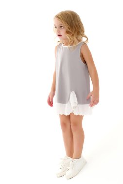 Küçük kız tam uzunlukta.