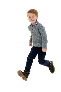 Küçük çocuk zıplıyor