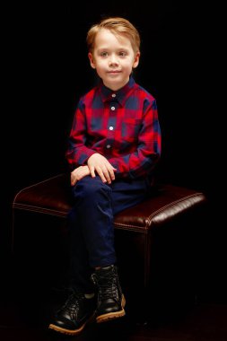 Siyah bir zemin üzerine küçük çocuk.