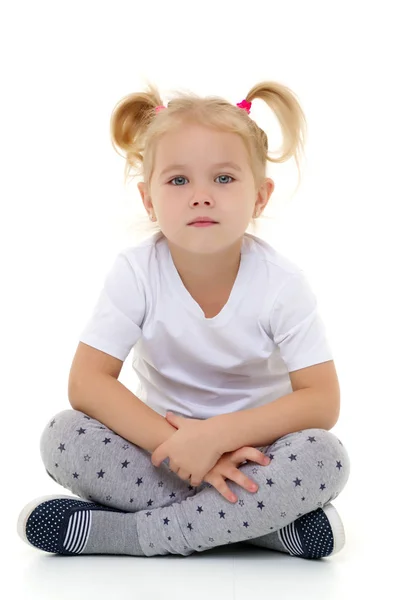 Ein kleines Mädchen in einem reinweißen T-Shirt. — Stockfoto
