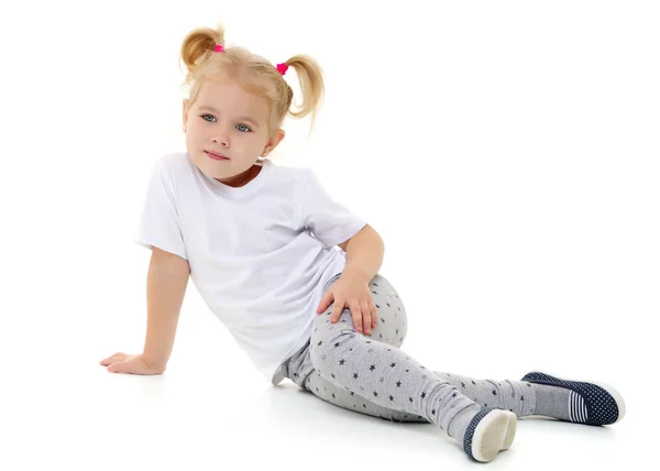 Una niña con una camiseta blanca pura . —  Fotos de Stock