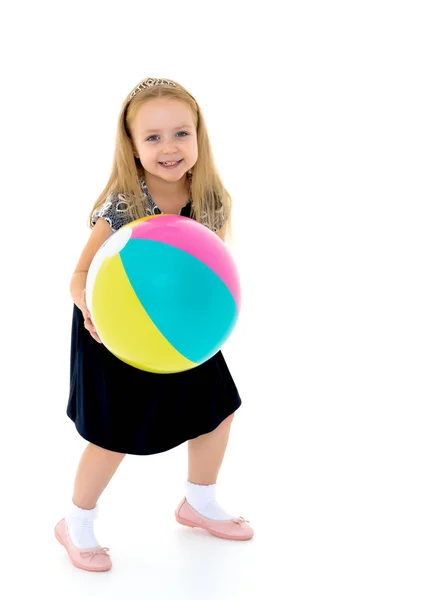 Menina está brincando com uma bola — Fotografia de Stock