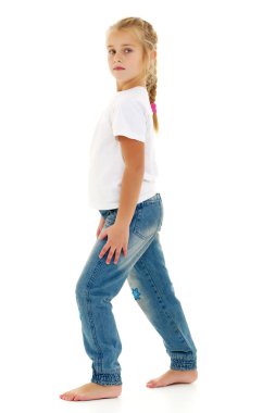 Reklam için beyaz tişörtlü küçük kız..