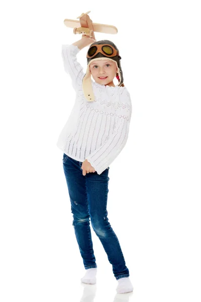 Kleines Mädchen mit einem Holzhobel in der Hand. — Stockfoto