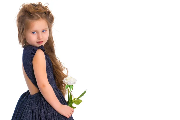 Bella ragazza con un fiore. — Foto Stock