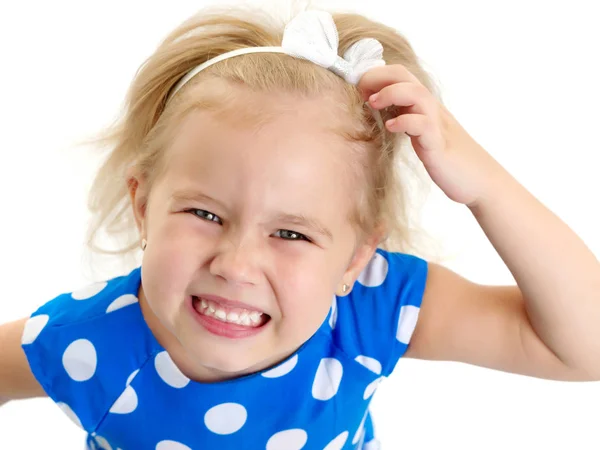 Ein kleines Mädchen zeigt ihre sauberen, gleichmäßigen Zähne. — Stockfoto
