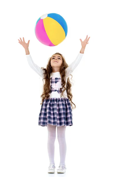 Niña está jugando con una pelota —  Fotos de Stock