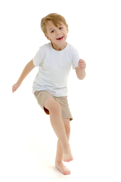 Petit garçon émotionnel dans un t-shirt blanc pur. — Photo