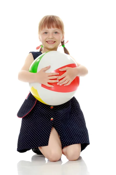 Menina está brincando com uma bola — Fotografia de Stock