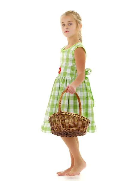 Menina com uma cesta de vime — Fotografia de Stock