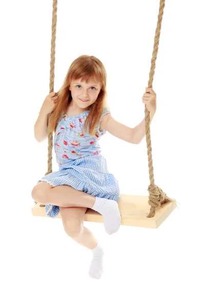 Menina balançando em um balanço — Fotografia de Stock