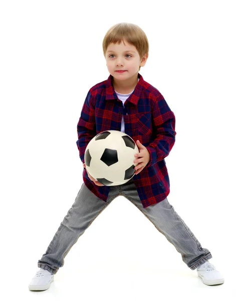 Pequeño niño está jugando con una pelota de fútbol . — Foto de Stock