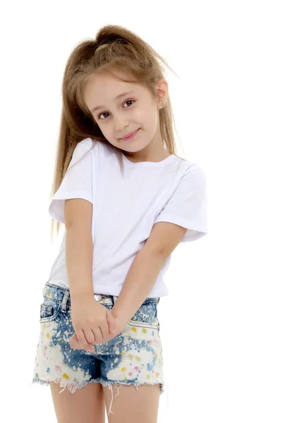 Емоційна маленька дівчинка в чистій білій футболці . — стокове фото