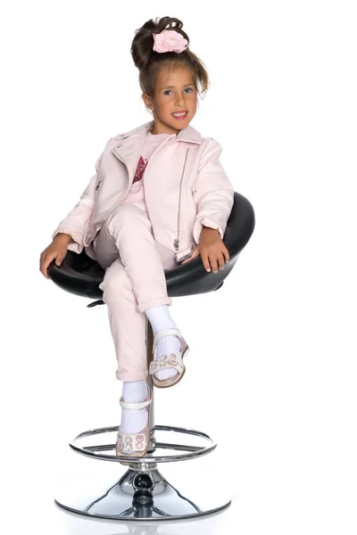 Маленька дівчинка на поворотному стільці — стокове фото