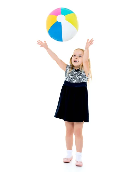 Menina está brincando com uma bola — Fotografia de Stock