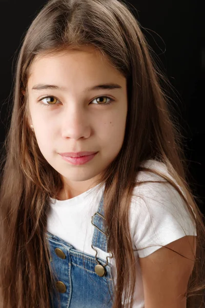 Menina em roupas jeans em um fundo preto . — Fotografia de Stock