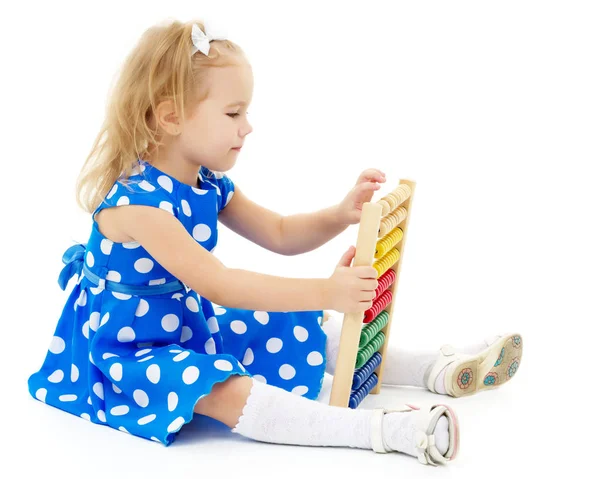 Kız abacus üzerinde sayar — Stok fotoğraf