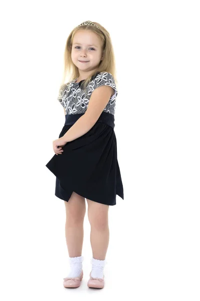 Kleines Mädchen in einem Kleid, das sich im Wind entwickelt. — Stockfoto