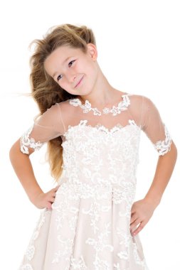 Rüzgarda geliştirme elbiseli küçük kız.